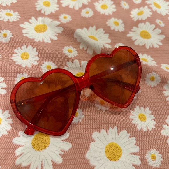 Red heart shaped glasses - Picture 5 of 6